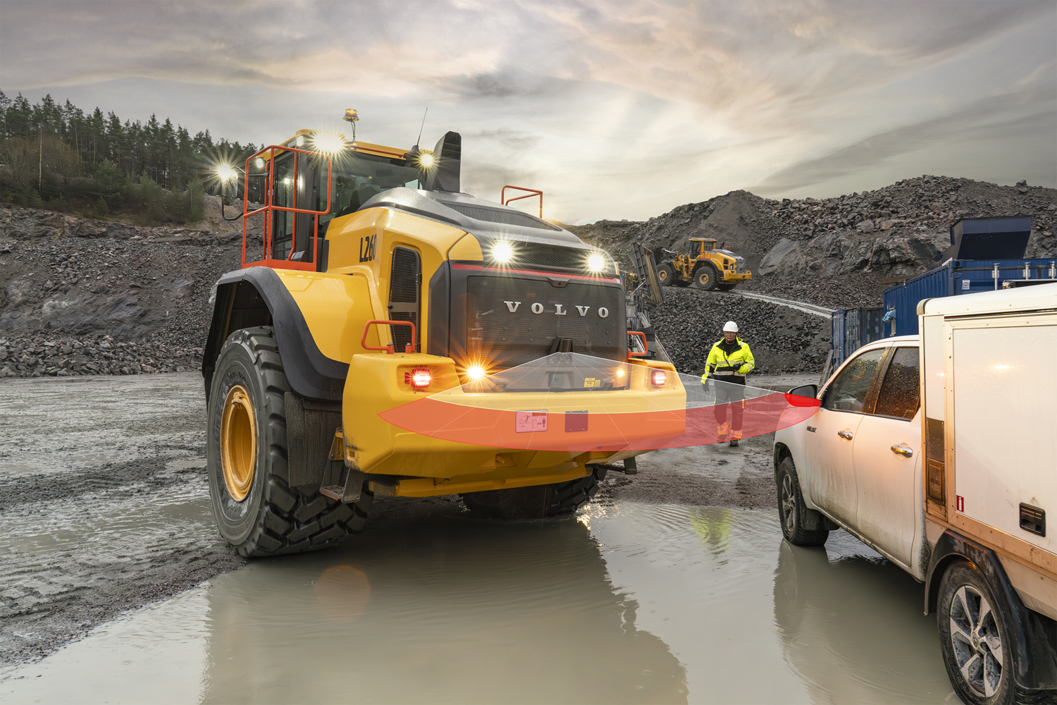 Volvos uppdaterade Collision Mitigation System, som uppt&auml;cker och varnar f&ouml;raren f&ouml;r hinder vid backning fr&aring;n hastigheter s&aring; l&aring;ga som 0,5 km/h. 
