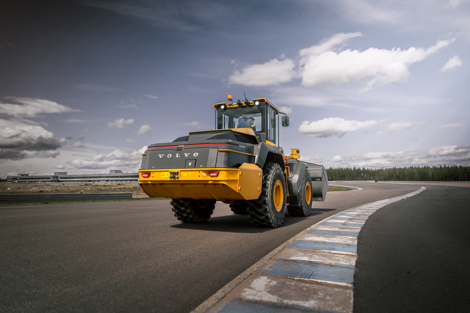 Volvo L120 Electric hjullastare utf&ouml;r banunderh&aring;ll p&aring; rallycrossbanan KymiRing f&ouml;r FIA World RX 2025