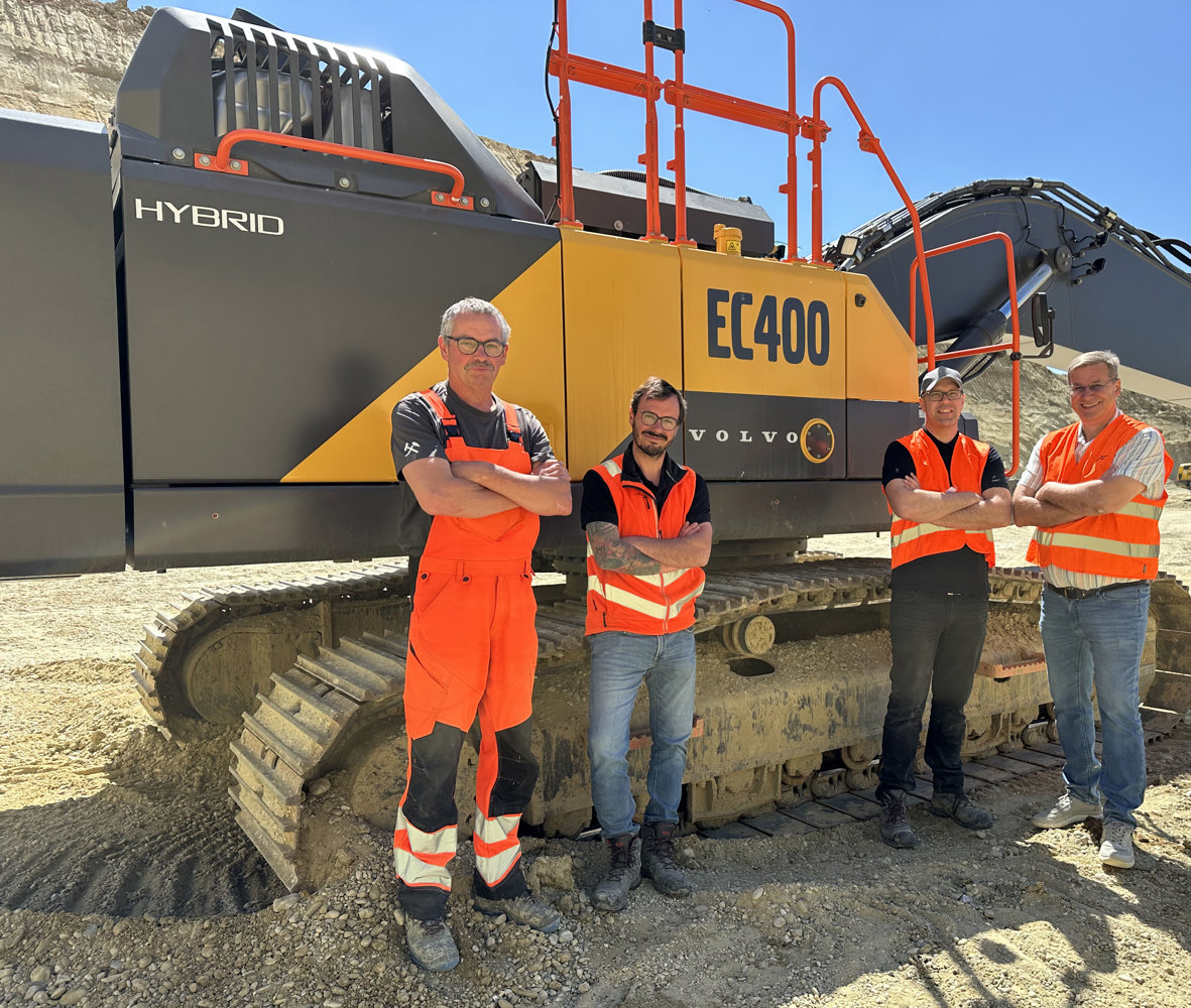Personal fr&aring;n Clariant framf&ouml;r Volvo EC400 Hybrid gr&auml;vmaskin