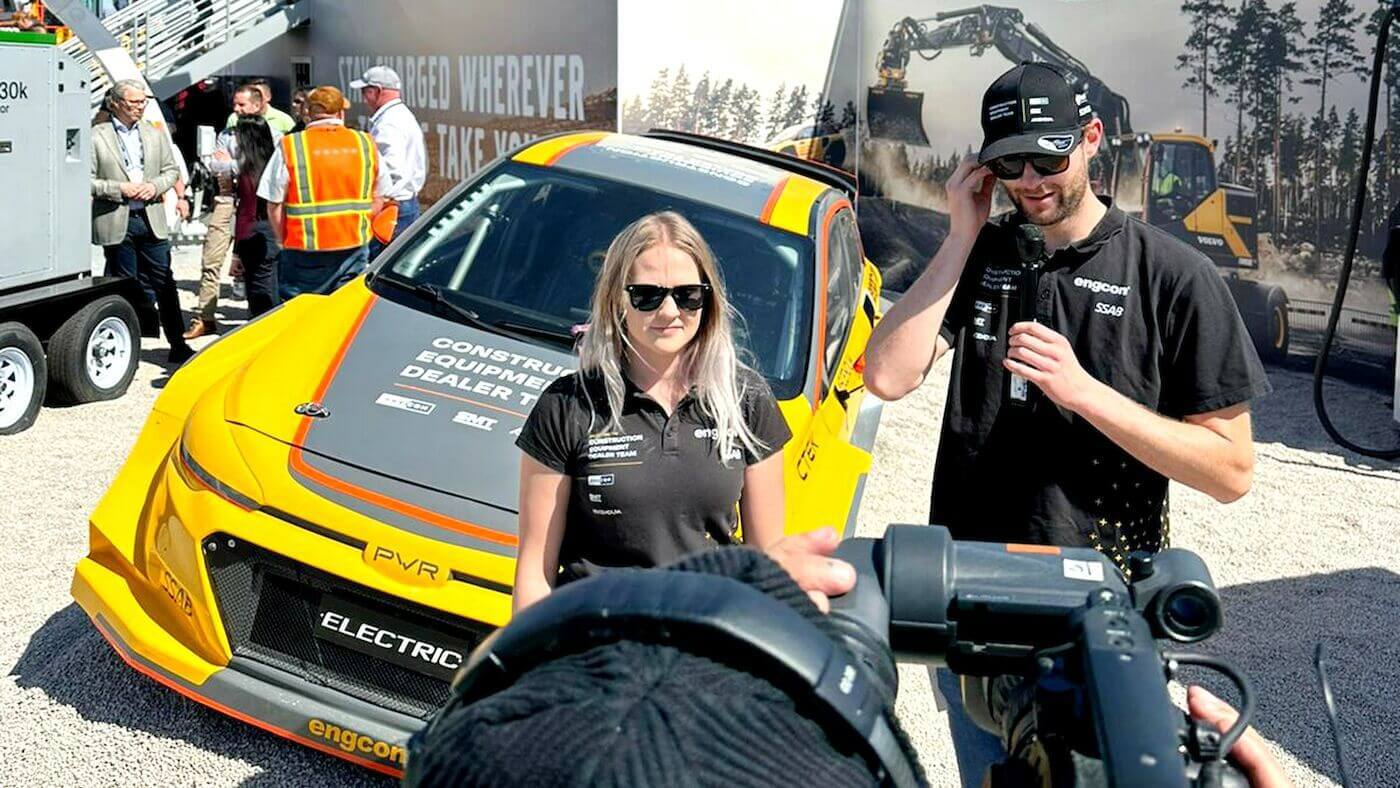 Anna Palander och Niclas Gr&ouml;nholm fr&aring;n CE Dealer Team framf&ouml;r deras PWR RX1e rallycrossbil