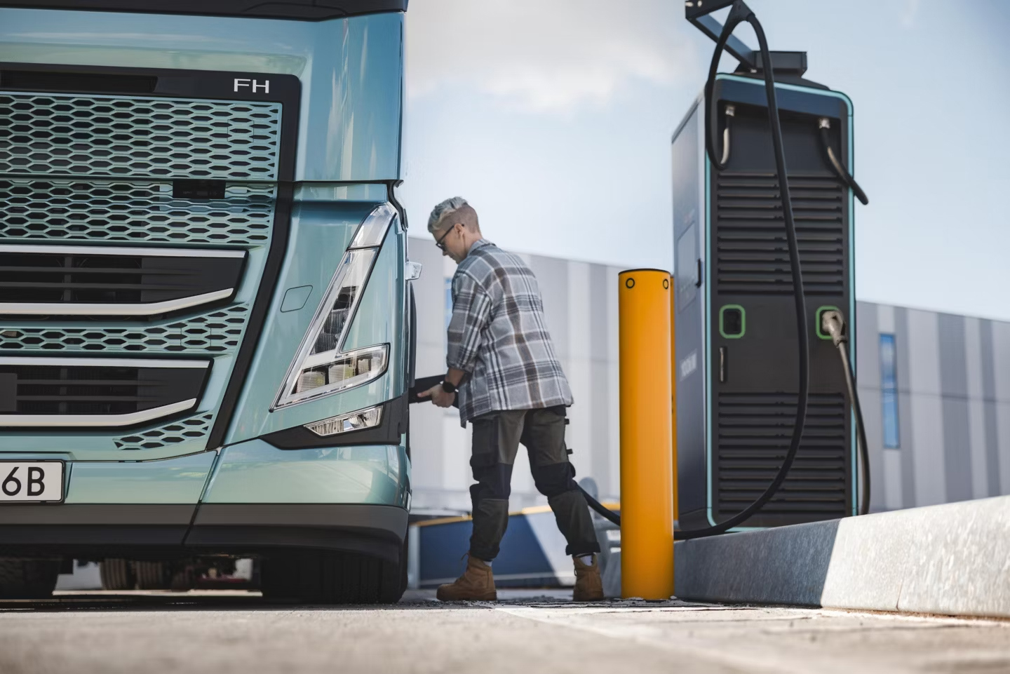 Laddning av den elektriska lastbilen Volvo FH Electric