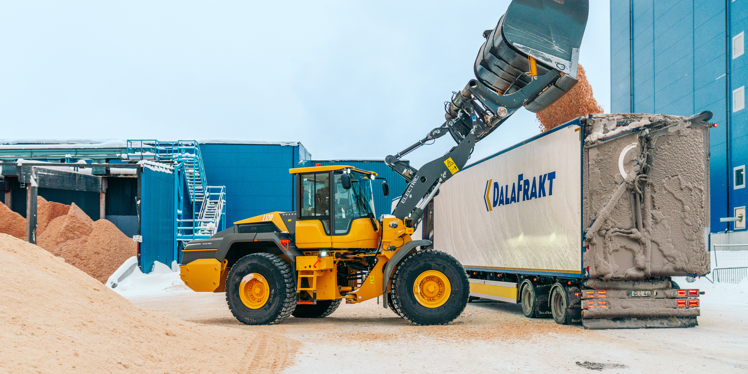 Volvo L120 Electric - en elektrisk hjullastare i arbete med spån och flishantering hos Fiskarhedens Trävaru AB