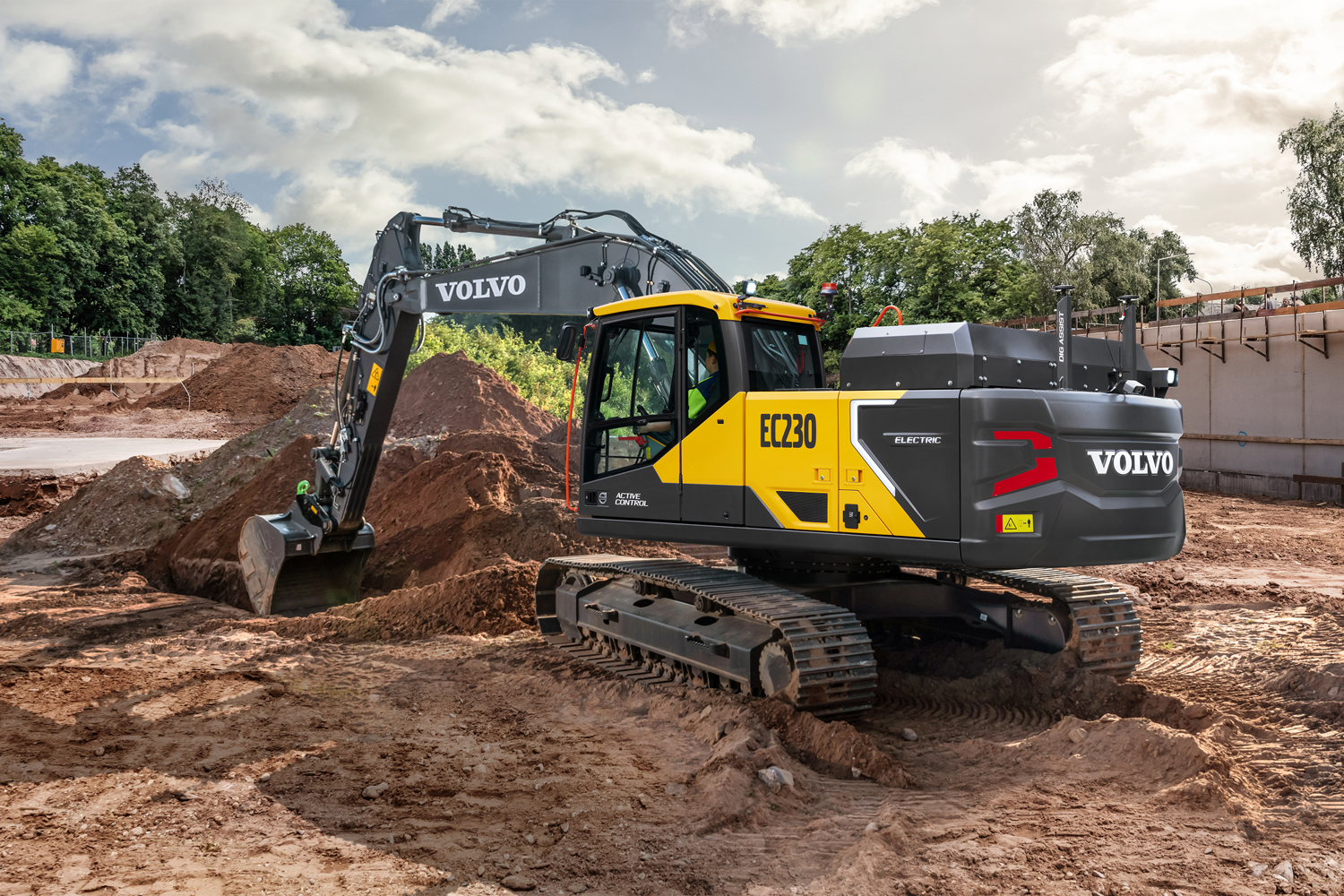 Volvo EC230 Electric kan laddas d&auml;r det inte finns tillg&aring;ng till eln&auml;t med hj&auml;lp av BioCharger fr&aring;n Air Burners
