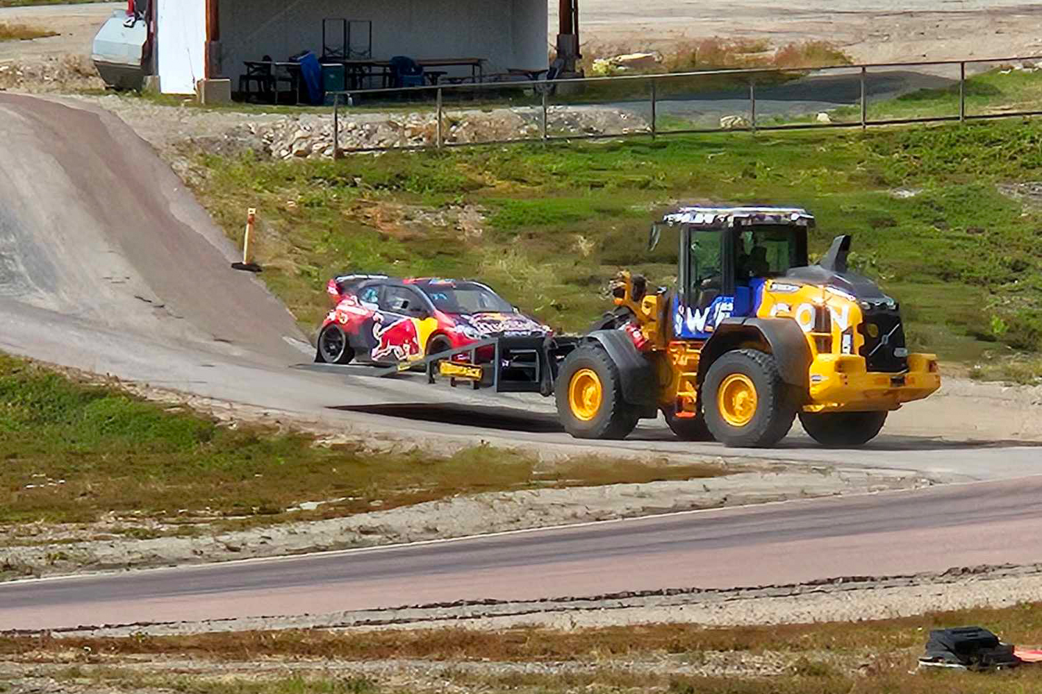 Volvo L90H b&auml;rgar p&aring; H&ouml;ljes Motorstadion
