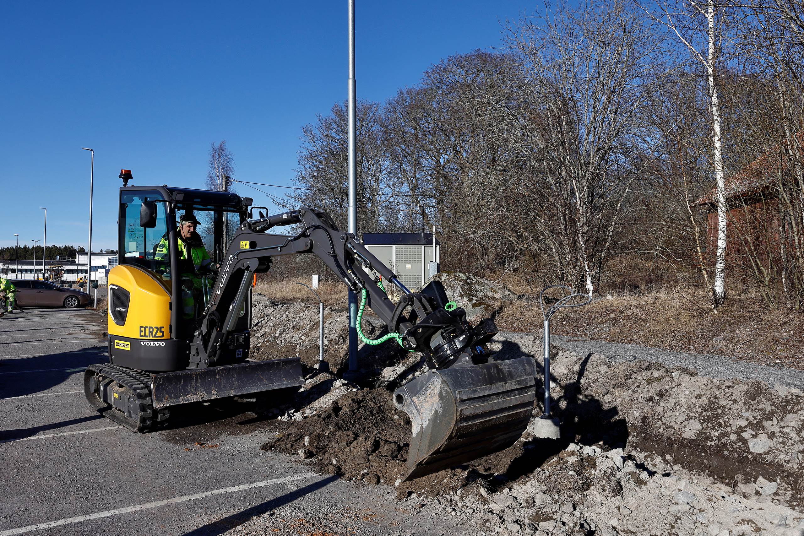Volvo ECR25 Electric f&ouml;rbereder f&ouml;r laddstolpar hos Swecon och Lantm&auml;nnen Fastigheter